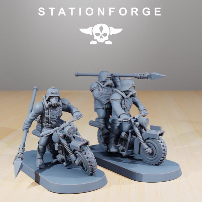 K&ouml;nnte beinhalten: Zwei graue Miniaturfiguren aus Harz, die Soldaten mit Gasmasken und Uniformen auf Motorr&auml;dern darstellen. Eine Figur h&auml;lt einen langen Speer &uuml;ber der Schulter. Der Text STATIONFORGE und ein Totenkopf-Logo sind oben im Bild zu sehen.