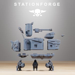 Op de afbeelding: Een grijze hars modelbouwset met gedemonteerde onderdelen van een mechanische walker, inclusief een centraal chassis, geschutskoepel, wapenarm en twee gearticuleerde poten. De tekst STATIONFORGE en een schedellogo zijn bovenaan zichtbaar.