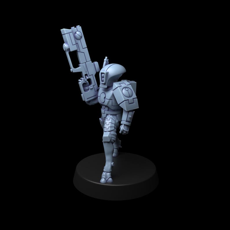 Op de afbeelding: Een lichtgrijs miniatuurfiguur van een futuristische soldaat op een ronde zwarte voet. Het figuur draagt een gesegmenteerd pantser, een gladde helm met een rechthoekig vizier en houdt een groot, hoekig geweer omhoog in de rechterhand.