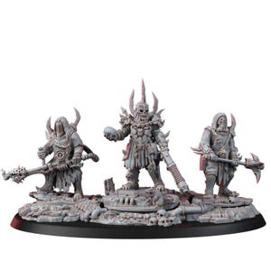 Pu&ograve; includere: Tre miniature grigie non dipinte su una base strutturata con teschi e detriti. La figura centrale indossa un'armatura chiodata e tiene in mano un teschio. La figura a sinistra impugna un'arma lunga, quella a destra una mazza chiodata.