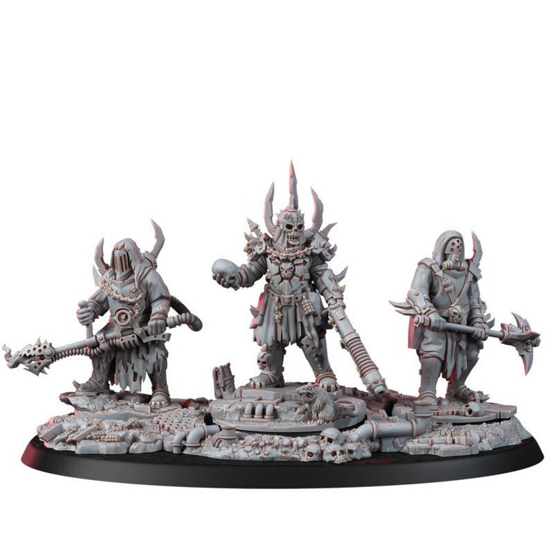 Pu&ograve; includere: Tre miniature grigie non dipinte su una base strutturata con teschi e detriti. La figura centrale indossa un'armatura chiodata e tiene in mano un teschio. La figura a sinistra impugna un'arma lunga, quella a destra una mazza chiodata.