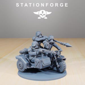 K&ouml;nnte beinhalten: Eine graue Harzminiatur eines Milit&auml;rmotorrads mit Beiwagen, besetzt mit drei Soldaten in Helmen und Gasmasken. Ein Soldat bedient ein montiertes Maschinengewehr, ein anderer h&auml;lt einen Speer, der dritte sitzt hinten. Text lautet STATIONFORGE.