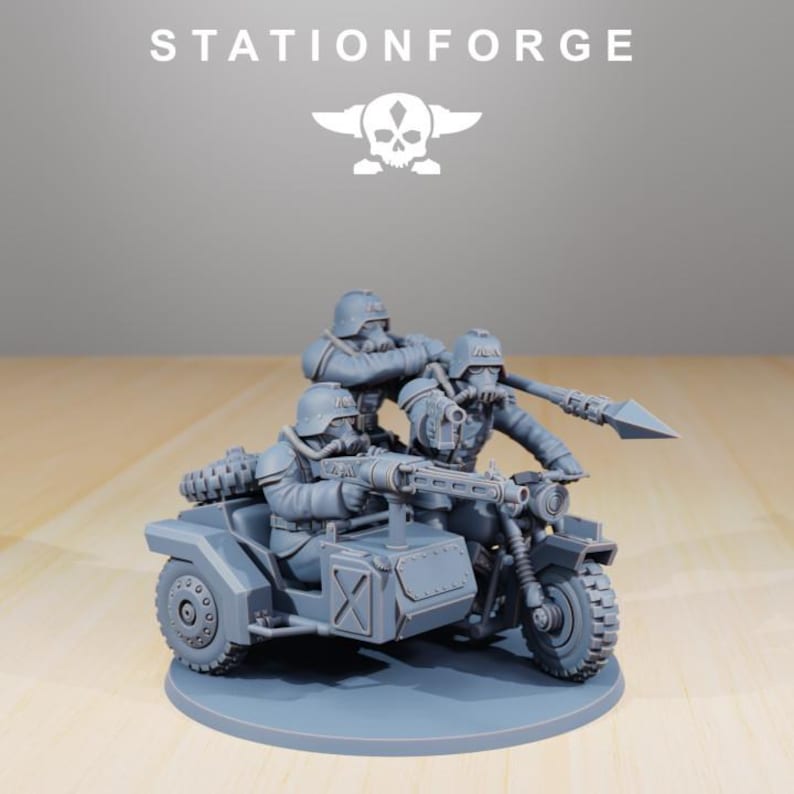 K&ouml;nnte beinhalten: Eine graue Harzminiatur eines Milit&auml;rmotorrads mit Beiwagen, besetzt mit drei Soldaten in Helmen und Gasmasken. Ein Soldat bedient ein montiertes Maschinengewehr, ein anderer h&auml;lt einen Speer, der dritte sitzt hinten. Text lautet STATIONFORGE.