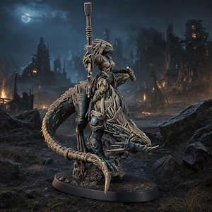 Op de afbeelding: Een miniatuurfiguur van een reptielachtig wezen dat op een groot, gepantserd en geschubd beest rijdt. De berijder houdt een lang geweerachtig wapen vast, terwijl het rijdier opvallende stekels, blauwachtige huid en metalen pantserplaten heeft.