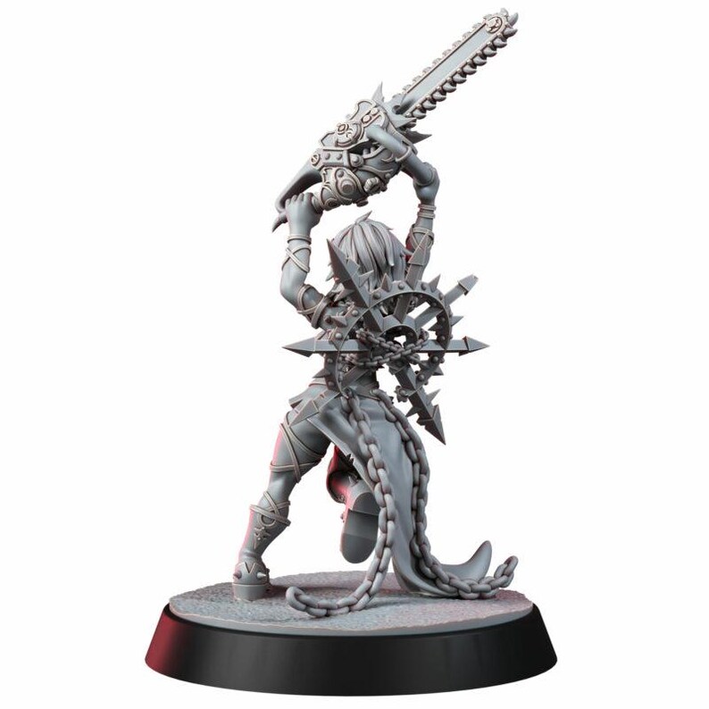 Op de afbeelding: Een grijze onbeschilderde miniatuurfiguur op een ronde voet, die een groot kettingzaagwapen boven het hoofd houdt. De figuur draagt een harnas met stekels, een stervormig embleem op de rug en lange kettingen rond de taille en benen.