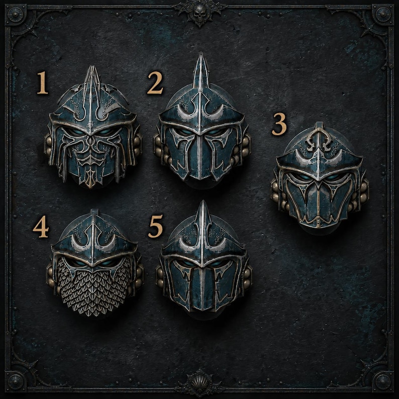 Puede incluir: Cinco cascos en miniatura distintos de color azul oscuro y plata met&aacute;lica dispuestos en una cuadr&iacute;cula, numerados del uno al cinco. Cada casco presenta una cresta puntiaguda, visera angular y detalles laterales. El casco cuatro incluye una m&aacute;scara de malla.