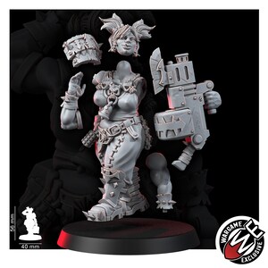K&ouml;nnte beinhalten: Ein graues Resin-Miniaturen-Set, das eine weibliche Figur mit Z&ouml;pfen, einem mit Totenk&ouml;pfen verzierten Oberteil, Stiefeln mit Spikes und einer gro&szlig;en schweren Waffe zeigt. Das Set enth&auml;lt separate Arme, einen Kopf und einen Torso mit einer 56 mm mal 40 mm Skala.