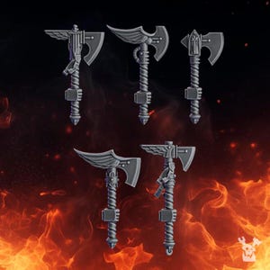 Puede incluir: Un conjunto de cinco hachas en miniatura de color gris, cada una con un dise&ntilde;o de cabeza distintivo con detalles alados u ornamentados, un mango retorcido y una secci&oacute;n de agarre cuadrada. Estos peque&ntilde;os componentes de armas est&aacute;n agrupados.