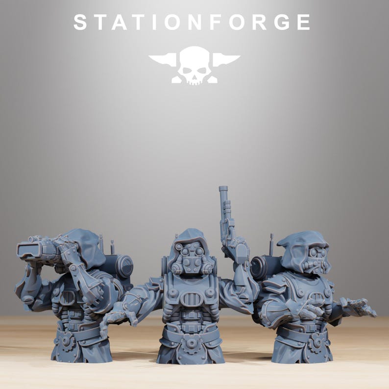 Op de afbeelding: Drie grijze miniatuurbustes van hars met de tekst STATIONFORGE en een schedellogo erboven. Elk figuur draagt een kapmantel, een ademhalingsmasker en mechanische uitrusting. Het linkerfiguur houdt een verrekijker vast, het midden een pistool en het rechterfiguur heeft open handen.