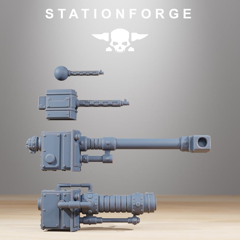 Op de afbeelding: Vier grijze hars miniatuur wapenonderdelen van StationForge, waaronder een klein kogelgewricht-wapen, een machinegeweer met doosmagazijn, een groot kanon met een vierkante loop en een meerloopse rotatiewapen, voorzien van industri&euml;le details.