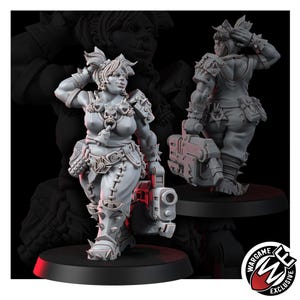 K&ouml;nnte beinhalten: Eine graue Harz-Miniaturfigur eines muskul&ouml;sen Charakters mit stacheliger Schulterpanzerung, einem mit Totenk&ouml;pfen verzierten Brustpanzer und einer gro&szlig;en Schusswaffe. Die Figur tr&auml;gt eine gen&auml;hte Hose, Stiefel mit Stacheln und einen Pferdeschwanz.