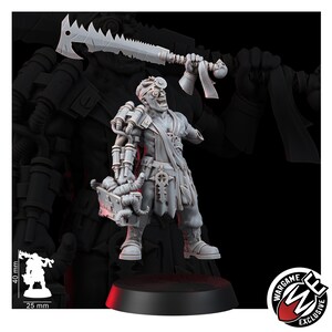 Puede incluir: Una figura miniatura de resina gris de un personaje con una luz en la cabeza, sosteniendo una gran hoja dentada sobre la cabeza y una caja con tent&aacute;culos en la otra mano. Una escala muestra 40 mm de altura y 25 mm de ancho sobre una base negra.