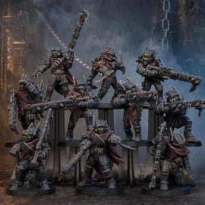 Op de afbeelding: Een groep van negen miniatuursoldaatjes gekleed in donker, verweerd pantser met rode sjaals. Elk figuur is uitgerust met diverse futuristische geweren, messen en helmen, opgesteld in een tactische formatie op een displaystandaard met niveaus.