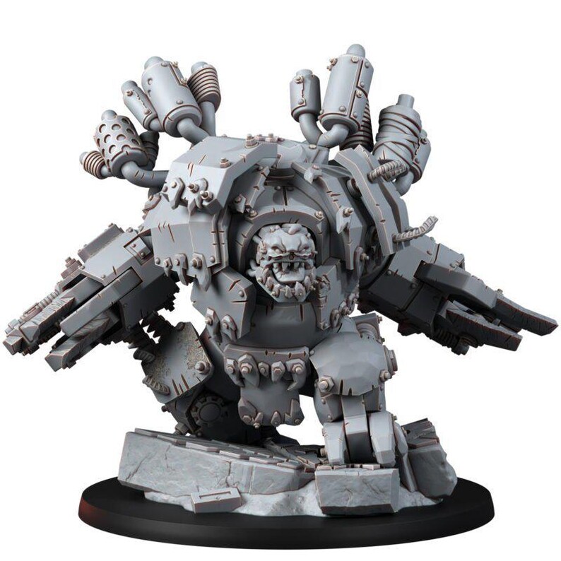 K&ouml;nnte beinhalten: Eine graue, unbemalte Miniaturfigur einer massigen, gepanzerten Kreatur mit grimmigem Gesicht, gro&szlig;en Schulterplatten und mechanischen Auspuffrohren auf dem R&uuml;cken. Die Figur besitzt eine schwere Panzerung, klauenartige H&auml;nde und steht auf einem Felsensockel.
