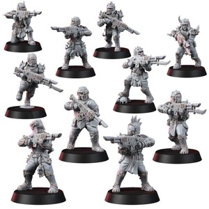 K&ouml;nnte beinhalten: Eine Sammlung von zehn unbemalten grauen Kunststoff-Miniatur-Soldatenfiguren, die jeweils auf einem runden schwarzen Sockel stehen. Die Figuren sind mit futuristischen Gewehren, Stachelhelmen und taktischer R&uuml;stung in Kampfposen ausgestattet.