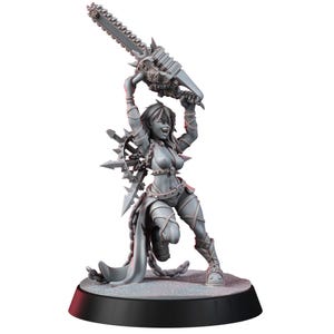 Op de afbeelding: Een grijs onbeschilderd miniatuurfiguur van een personage in een dynamische houding, met een grote kettingzaag boven het hoofd. Het figuur draagt een harnas met riemen, een riem met stekels en een cirkelvormig accessoire op de rug.