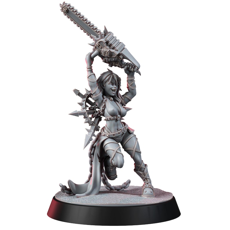 Op de afbeelding: Een grijs onbeschilderd miniatuurfiguur van een personage in een dynamische houding, met een grote kettingzaag boven het hoofd. Het figuur draagt een harnas met riemen, een riem met stekels en een cirkelvormig accessoire op de rug.