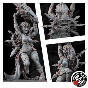 Op de afbeelding: Een grijze hars miniatuurfiguur van een krijger met scherpe tanden, die een groot kettingzaagwapen boven het hoofd houdt. Het figuur draagt een riem versierd met een schedel, harnas met banden en een stekelig, cirkelvormig ornament op de rug.