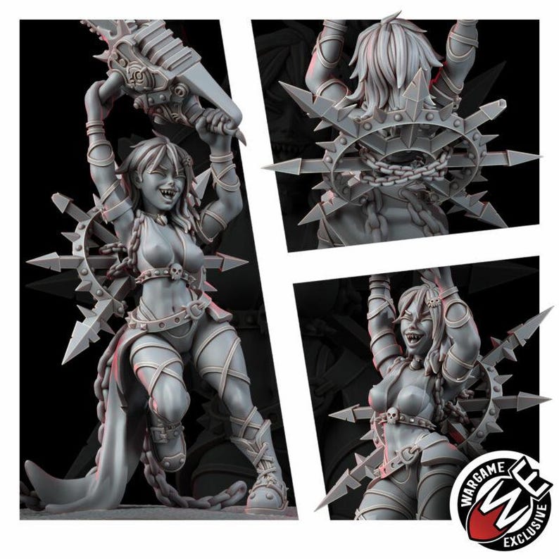Op de afbeelding: Een grijze hars miniatuurfiguur van een krijger met scherpe tanden, die een groot kettingzaagwapen boven het hoofd houdt. Het figuur draagt een riem versierd met een schedel, harnas met banden en een stekelig, cirkelvormig ornament op de rug.