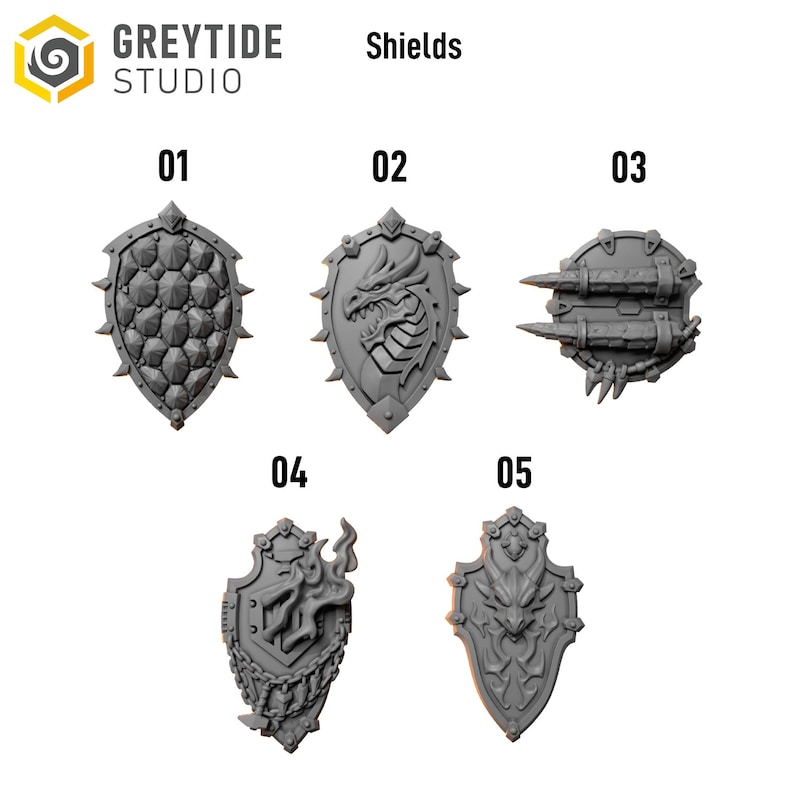 Op de afbeelding: Vijf grijze miniatuurschilden genummerd 01 tot 05 van Greytide Studio. Schild 01 heeft een schubpatroon, 02 toont een drakenkop, 03 is rond met twee horizontale stekels, 04 toont een vlammotief met kettingen en 05 toont een gehoornd wezen.
