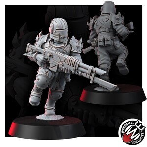 K&ouml;nnte beinhalten: Eine graue Miniatur-Soldatenfigur mit Stachelhelm und R&uuml;stung, die ein langes Gewehr mit aufgesetztem Bajonett h&auml;lt. Die Figur befindet sich in einer Laufpose auf einem runden schwarzen Sockel. Ein Logo mit dem Text Wargame Exclusive ist sichtbar.