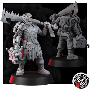 Puede incluir: Una figura miniatura gris de un personaje con una amplia sonrisa, que lleva una luz en la cabeza, sostiene una gran hoja dentada sobre el hombro y un kit m&eacute;dico en la otra mano. La figura presenta tubos mec&aacute;nicos y una prenda desgarrada.
