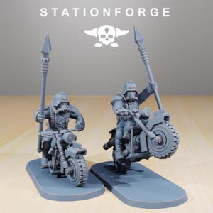 K&ouml;nnte beinhalten: Zwei graue, unbemalte Miniatur-Soldatenfiguren auf Motorr&auml;dern, die jeweils einen langen Speer aufrecht halten. Die Figuren tragen Helme und Gasmasken. Der Text STATIONFORGE und ein Totenkopf-Logo sind oben im Bild zu sehen.