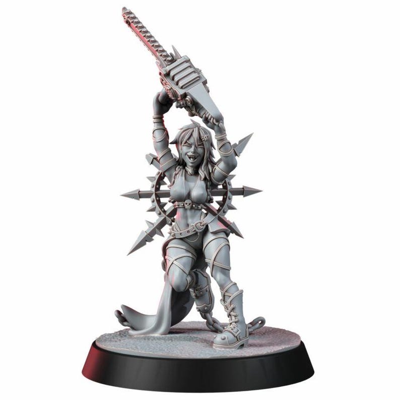 Op de afbeelding: Een grijs onbeschilderd miniatuurfiguur van een personage met lang haar, gekleed in een harnas met riemen en een riem met schedel, die een groot kettingzaagwapen boven het hoofd houdt voor een cirkelvormig embleem met stekels.