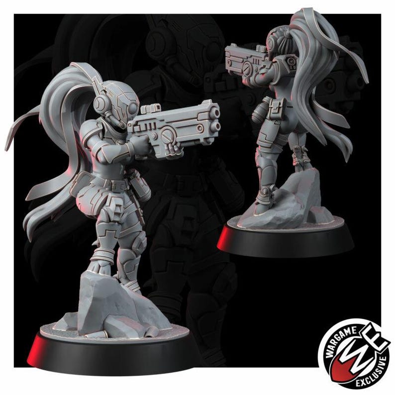 Peut inclure: Une figurine miniature en r&eacute;sine grise repr&eacute;sentant un soldat futuriste en armure tactique avec une longue queue de cheval, tenant un grand fusil blaster. Le personnage est sur un socle rocheux, vu sous deux angles, avec le logo Wargame Exclusive.