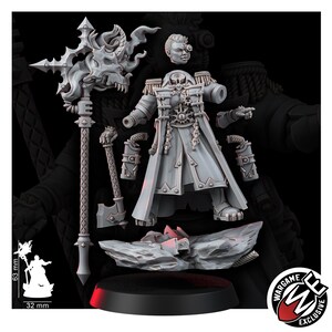 K&ouml;nnte beinhalten: Ein grauer Resin-Miniaturenbausatz mit einer Figur in einem langen Milit&auml;rmantel, einem separaten Kopf mit Augenoptik, einem gro&szlig;en Stab mit Totenkopf, einer Axt und zwei Pistolen. Ein Diagramm zeigt die H&ouml;he von 63 mm auf einem 32 mm Sockel.