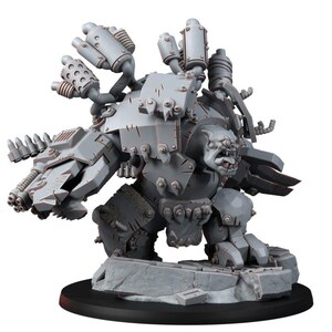 K&ouml;nnte beinhalten: Eine graue, unbemalte Miniaturfigur einer massigen Kreatur mit gro&szlig;em Kiefer, die schwere mechanische R&uuml;stungsplatten tr&auml;gt. Die Figur hat mehrere Auspuffrohre auf dem R&uuml;cken, eine gro&szlig;e Waffe am rechten Arm und steht auf einem felsigen Sockel.