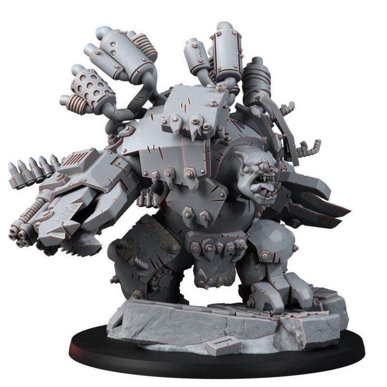 K&ouml;nnte beinhalten: Eine graue, unbemalte Miniaturfigur einer massigen Kreatur mit gro&szlig;em Kiefer, die schwere mechanische R&uuml;stungsplatten tr&auml;gt. Die Figur hat mehrere Auspuffrohre auf dem R&uuml;cken, eine gro&szlig;e Waffe am rechten Arm und steht auf einem felsigen Sockel.