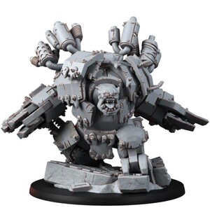 K&ouml;nnte beinhalten: Eine graue, unbemalte Miniaturfigur einer bulligen Kreatur in schwerer mechanischer R&uuml;stung mit gro&szlig;en Schulterplatten, Auspuffrohren auf dem R&uuml;cken und integrierten Armwaffen, die auf einem felsigen Sockel steht und breit grinst.