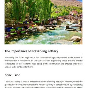 Puede incluir: Una vista pintoresca del valle de Ourika en Marruecos, con un río, árboles verdes y un puente. Mesas y sillas están dispuestas junto al río, con montañas al fondo. La imagen incluye texto sobre la preservación de la cerámica.