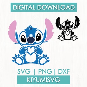 Puede incluir: Un archivo de descarga digital que presenta un personaje de dibujos animados azul y rosa sosteniendo un corazón, acompañado de una versión negra sólida. El texto dice DIGITAL DOWNLOAD, SVG | PNG | DXF y KIYUMISVG sobre un fondo de madera blanca.