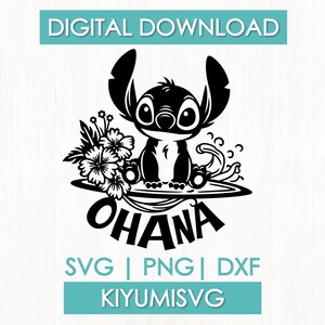 Puede incluir: Un diseño gráfico negro que muestra un personaje con orejas grandes sentado en una tabla de surf, acompañado de flores de hibisco y olas. El texto OHANA aparece debajo de la tabla. La imagen incluye el texto DIGITAL DOWNLOAD, SVG, PNG, DXF y KIYUMISVG.