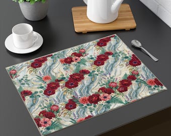 Bordsunderlägg med kustmönster och blommönster, matunderlägg i bomullstwill med guldfärgad marmor och röd pionmotiv