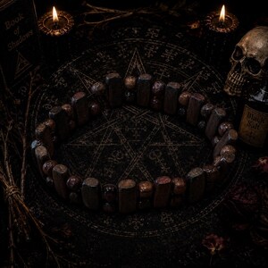 Puede incluir: Una pulsera circular compuesta por una alternancia de cuentas rectangulares de madera de color marrón oscuro y cuentas redondas más pequeñas. La pulsera presenta un patrón repetitivo de una cuenta rectangular seguida de dos cuentas redondas.