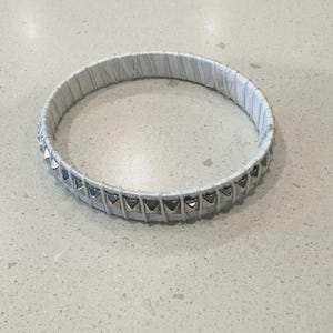 Puede incluir: Un juego de tres tazas de cerámica con un acabado mate moteado. Las tazas son en tonos crema, gris claro y gris oscuro. Cada taza tiene un diseño simple y minimalista, ideal para café o té.