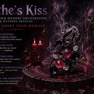 Puede incluir: Un brazalete de metal oscuro con patrones de filigrana ornamentados y arremolinados, adornado con piedras preciosas facetadas transparentes y de color rojo intenso. El texto "Lethe's Kiss" aparece arriba, seguido de "Short-term memory obliteration & witness erasure."