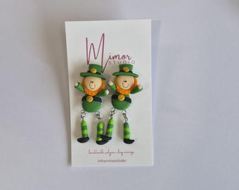 Orecchini pendenti in pasta polimerica fatti a mano con motivo folletto di San Patrizio