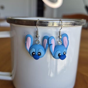 Pu&ograve; includere: Un set di tre tazze in ceramica con finitura opaca e macchiettata. Le tazze sono nei toni del crema, grigio chiaro e grigio scuro. Ogni tazza ha un design semplice e minimalista e un manico arrotondato. Per caff&egrave; o t&egrave;.