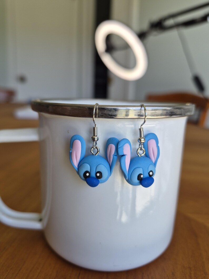 Pu&ograve; includere: Un set di tre tazze in ceramica con finitura opaca e macchiettata. Le tazze sono nei toni del crema, grigio chiaro e grigio scuro. Ogni tazza ha un design semplice e minimalista e un manico arrotondato. Per caff&egrave; o t&egrave;.