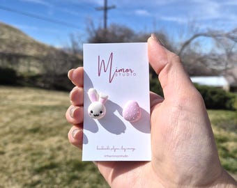 Pendientes asimétricos de arcilla polimérica con diseño de conejito kawaii y huevo de Pascua.