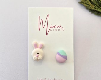 Orecchini a perno spaiati in argilla polimerica con coniglietto kawaii e uovo di Pasqua tricolore.