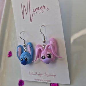 Puede incluir: Un letrero de madera r&uacute;stica con el texto "Welcome to our home" en letras blancas. El letrero presenta un acabado envejecido y un dise&ntilde;o sencillo y acogedor.