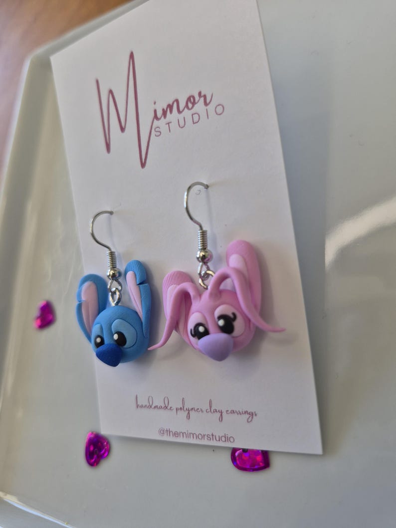 Puede incluir: Un letrero de madera r&uacute;stica con el texto "Welcome to our home" en letras blancas. El letrero presenta un acabado envejecido y un dise&ntilde;o sencillo y acogedor.