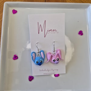 Puede incluir: Un juego de tres tazas de cer&aacute;mica con un acabado mate moteado. Las tazas son en tonos crema, gris claro y gris oscuro. Cada taza tiene un dise&ntilde;o simple y minimalista y un asa redondeada.