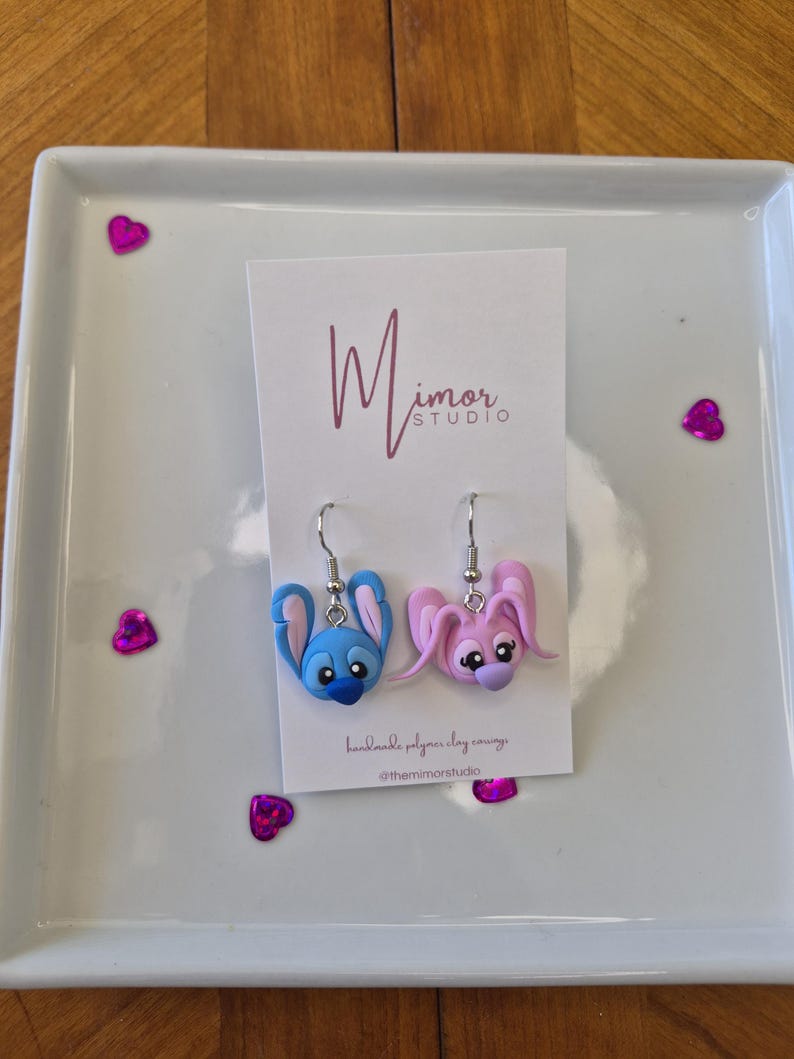 Puede incluir: Un juego de tres tazas de cer&aacute;mica con un acabado mate moteado. Las tazas son en tonos crema, gris claro y gris oscuro. Cada taza tiene un dise&ntilde;o simple y minimalista y un asa redondeada.