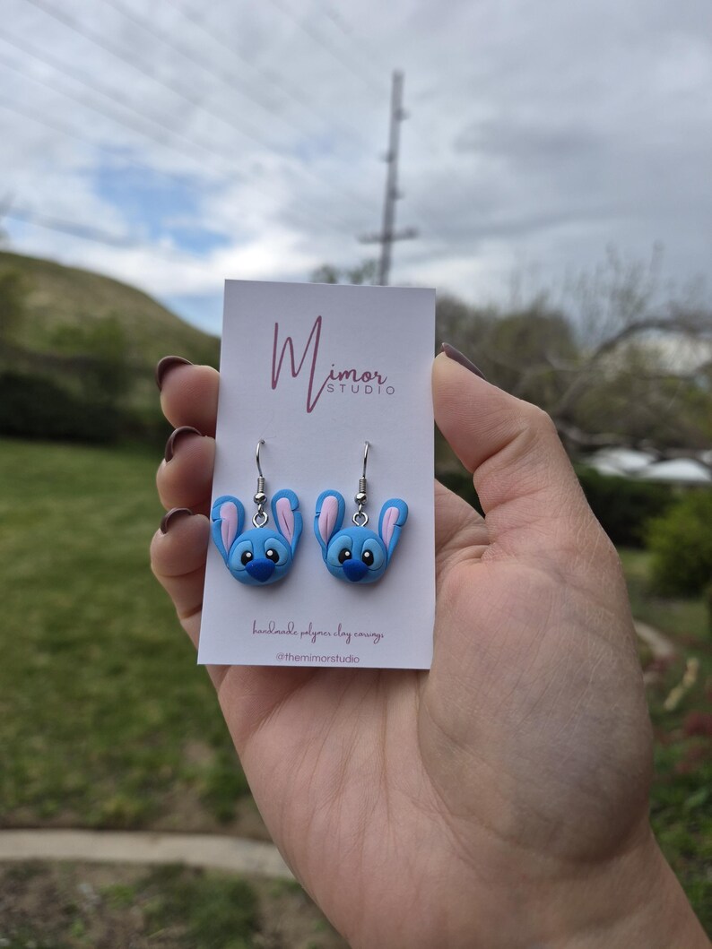 Orecchini pendenti di Lilo e Stitch in argilla polimerica / Gioielli con l'alieno blu in stile cartone animato immagine 8